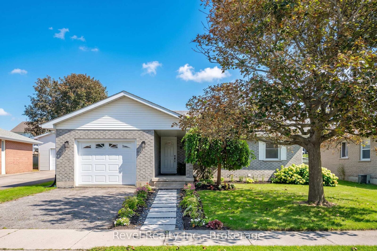 Property Photo:  9 Crestwood Avenue  ON K9V 6A7 