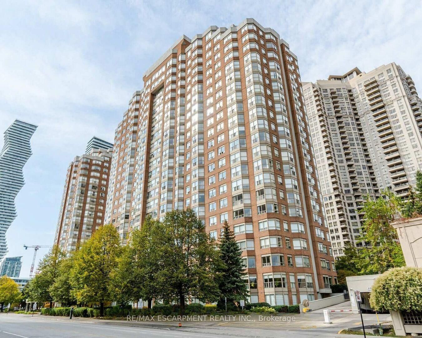 Property Photo: 325 Webb Drive 802 ON L5B 3Z9