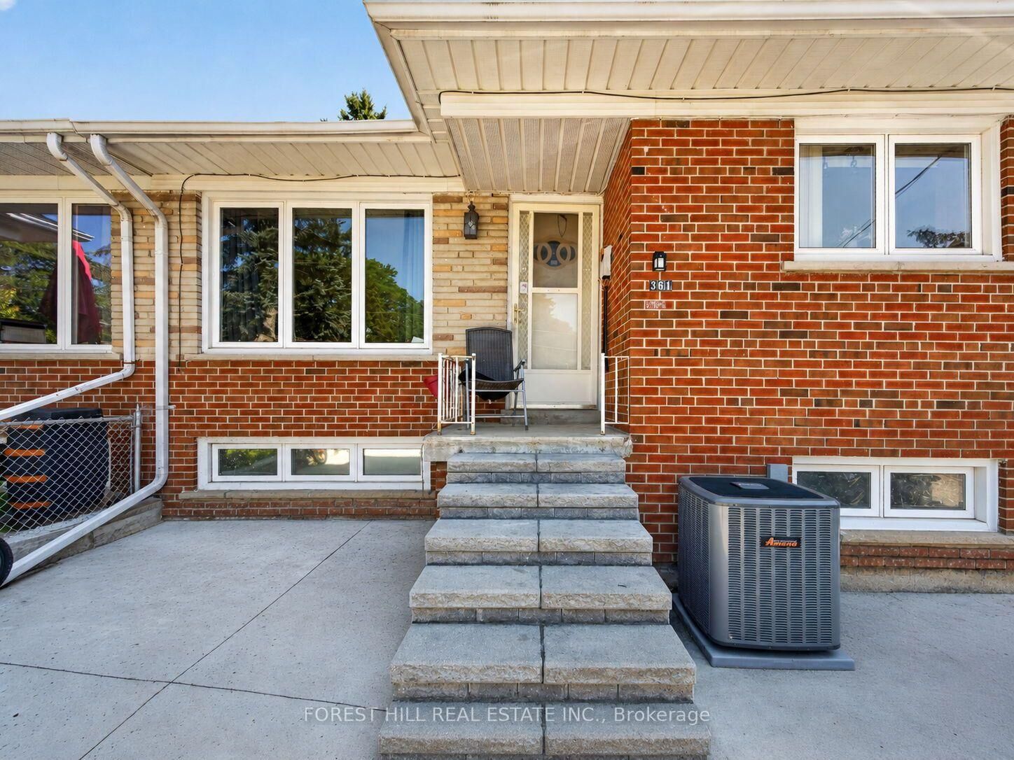 Property Photo:  361 Blue Grass Boulevard  ON L4C 3H3 