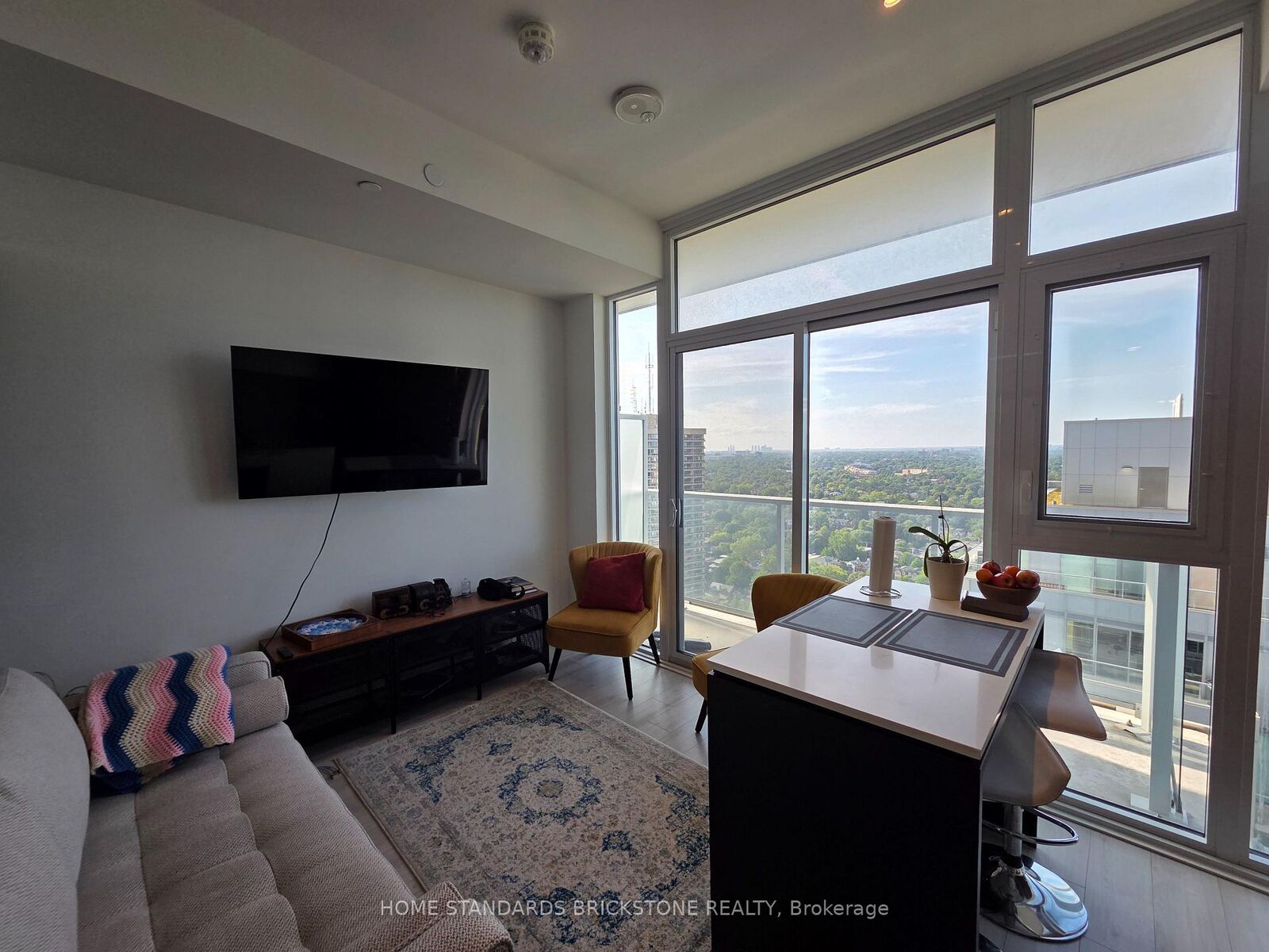 Property Photo:  33 Helendale Avenue 2602  ON M4R 0A4 