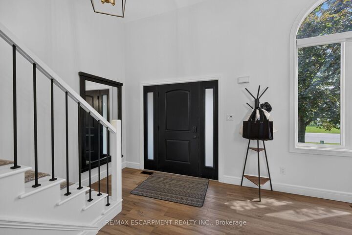 Property Photo: 3 Kintyre Court ON N3W 1G8