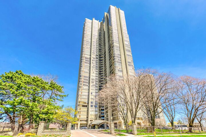 2045 Lakeshore Boulevard W 2011 — photo 1