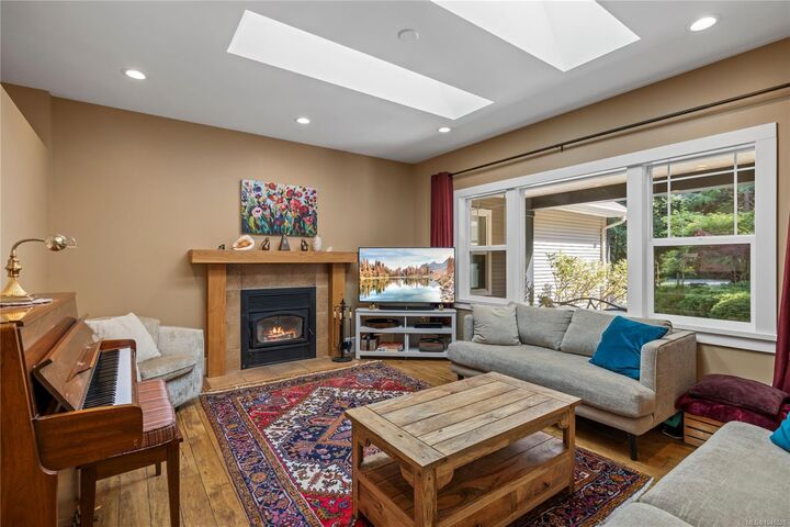 Property Photo: 825 Fern Rd E BC V9K 1M3