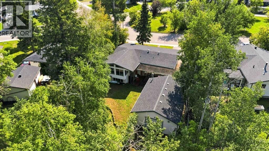 Property Photo:  25 Crescent Heights  AB T9H 1L6 