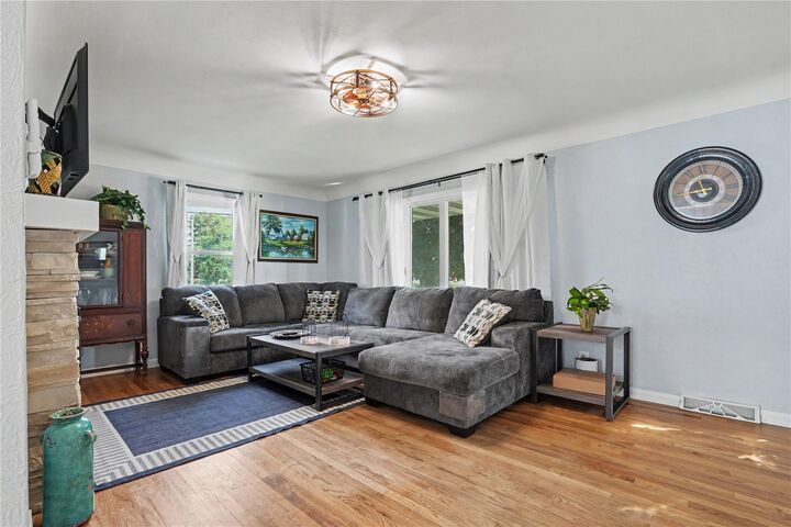 Property Photo:  2718 E Ave NW  IA 52405 
