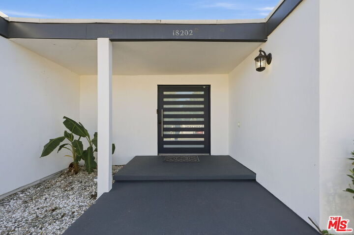 Property Photo:  18202 Lake Encino Dr  CA 91316 