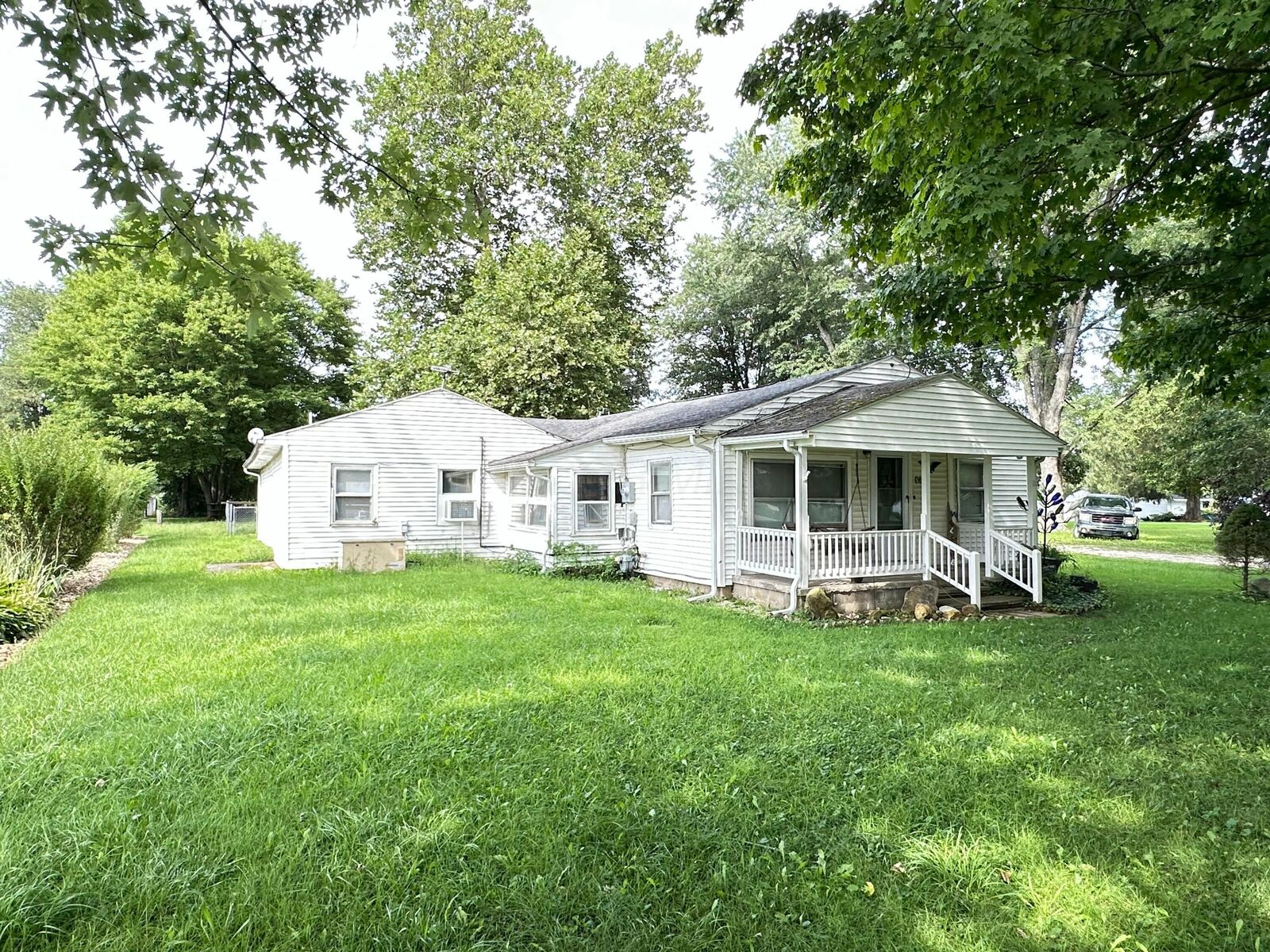 Property Photo:  5715 Chestnut Hills NE Road  OH 43055 