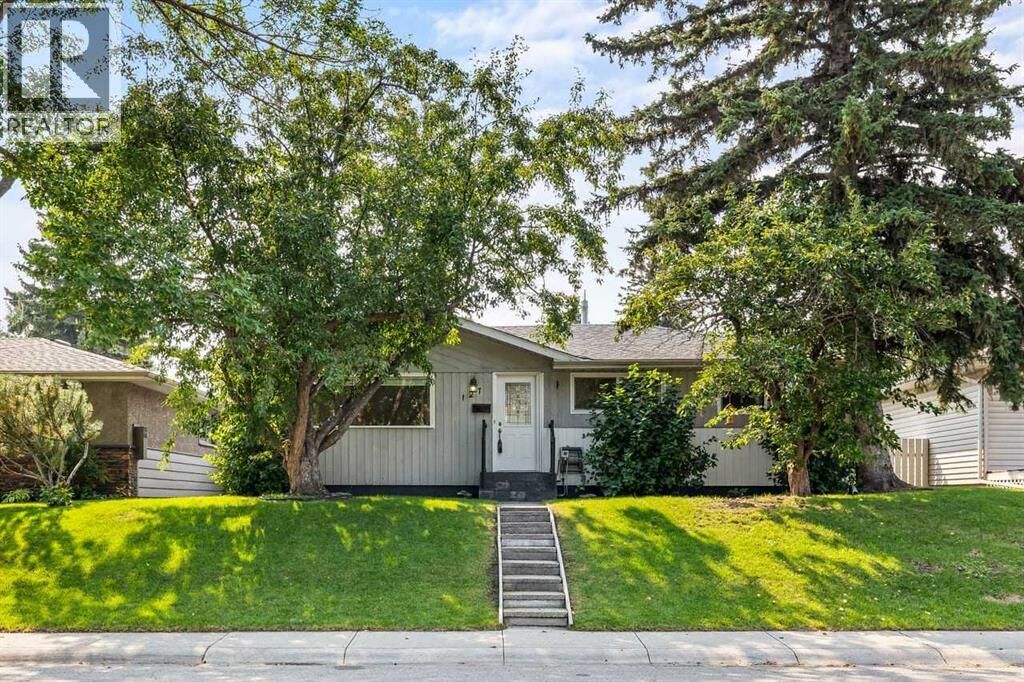 Property Photo:  127 Fredson Drive Southeast  AB T2H 1E2 
