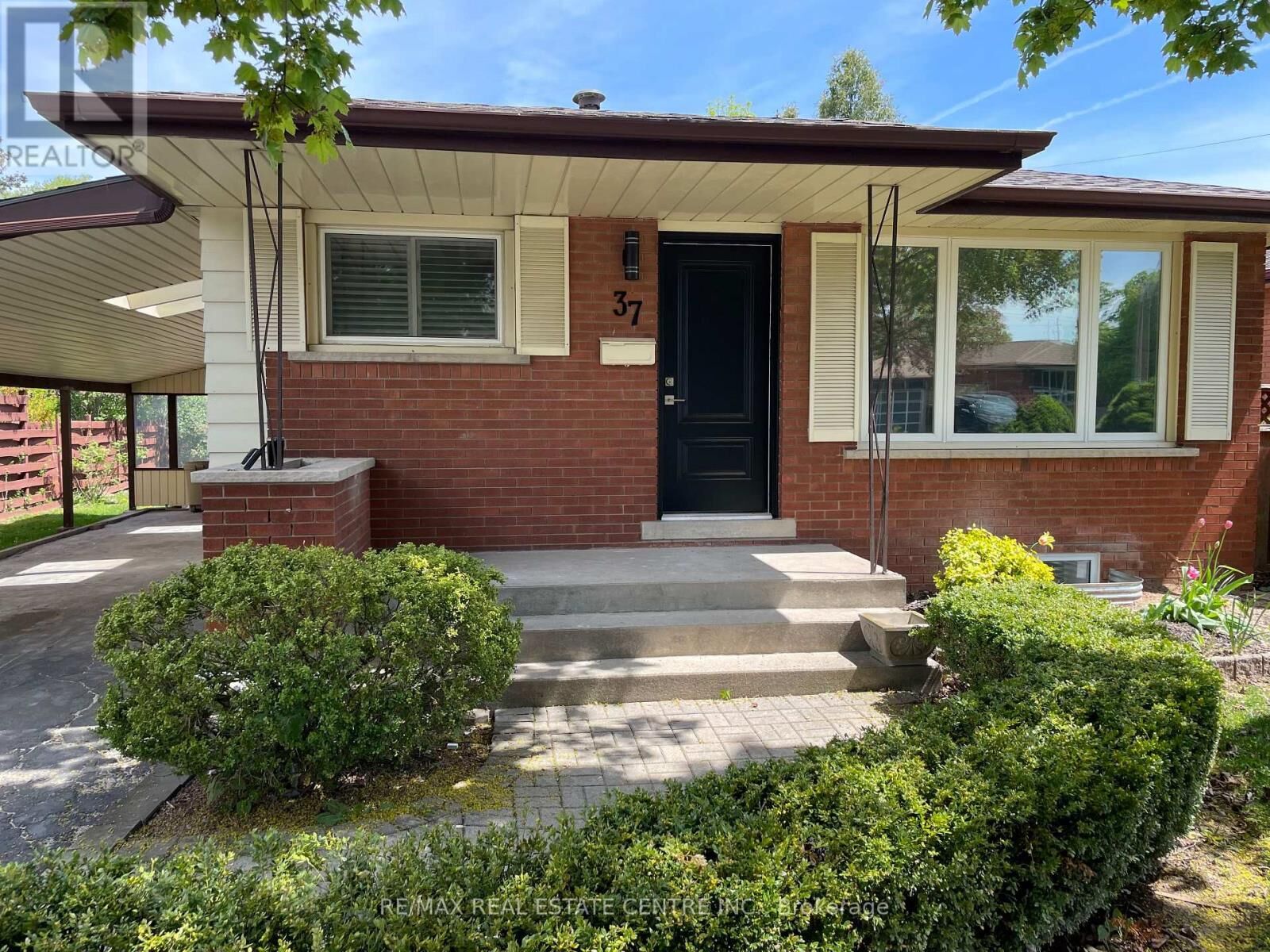 Property Photo:  37 Goldfinch Rd Road Upper  ON L9A 3W8 