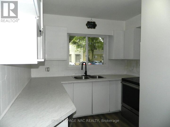 Property Photo: 65 Dorchester Boulevard 53 ON L2M 7T8