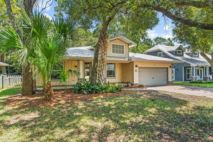 Property Photo: 205 SE Alconese Ave Avenue FL 32548