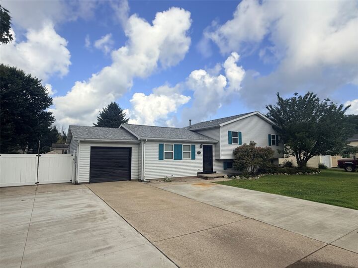 Property Photo: 318 Edge Park Drive PA 16423