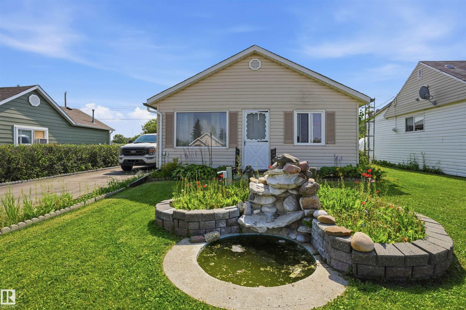 Property Photo:  4741 51 Ave  AB T0E 2M0 