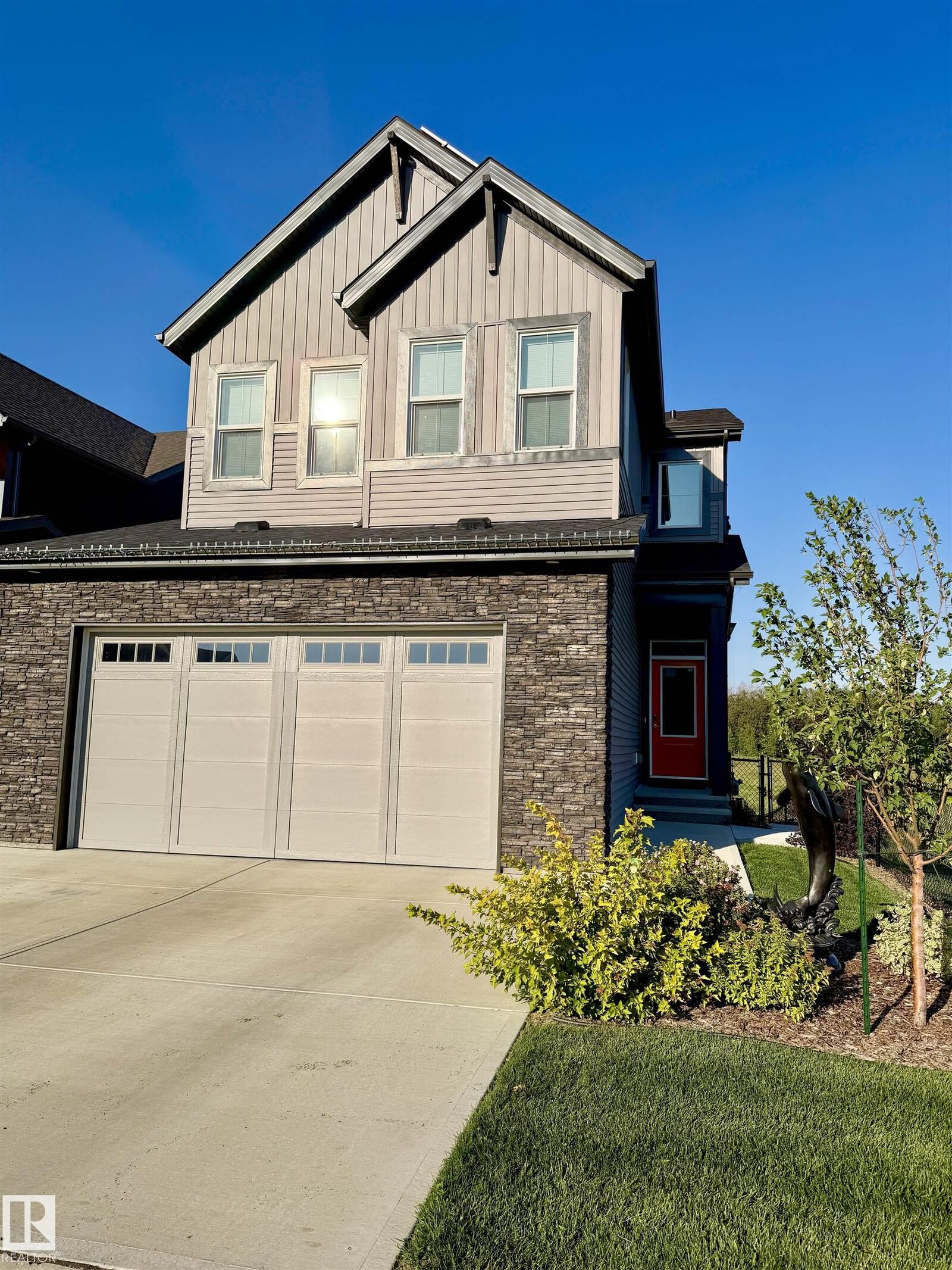 Property Photo:  7135 Edgemont Way NW  AB T6M 1K1 