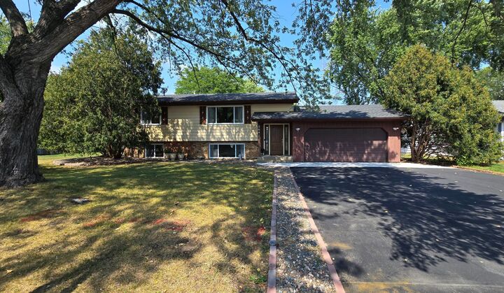 Property Photo:  2641 Ridge Lane  MN 55112 