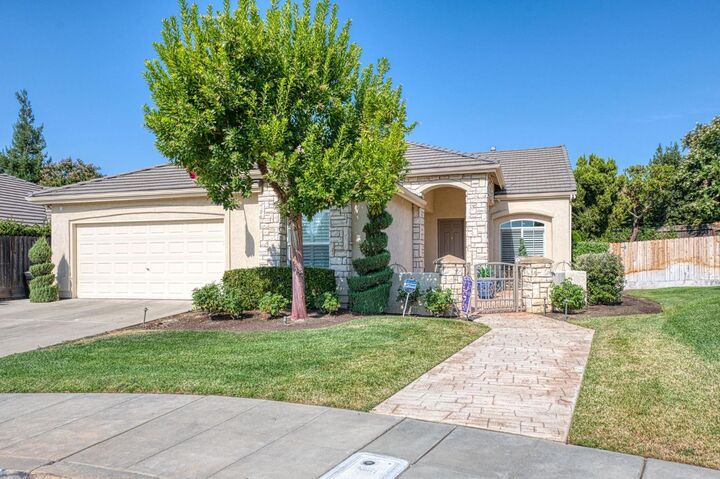 Property Photo: 1140 E Sawgrass Avenue CA 93730