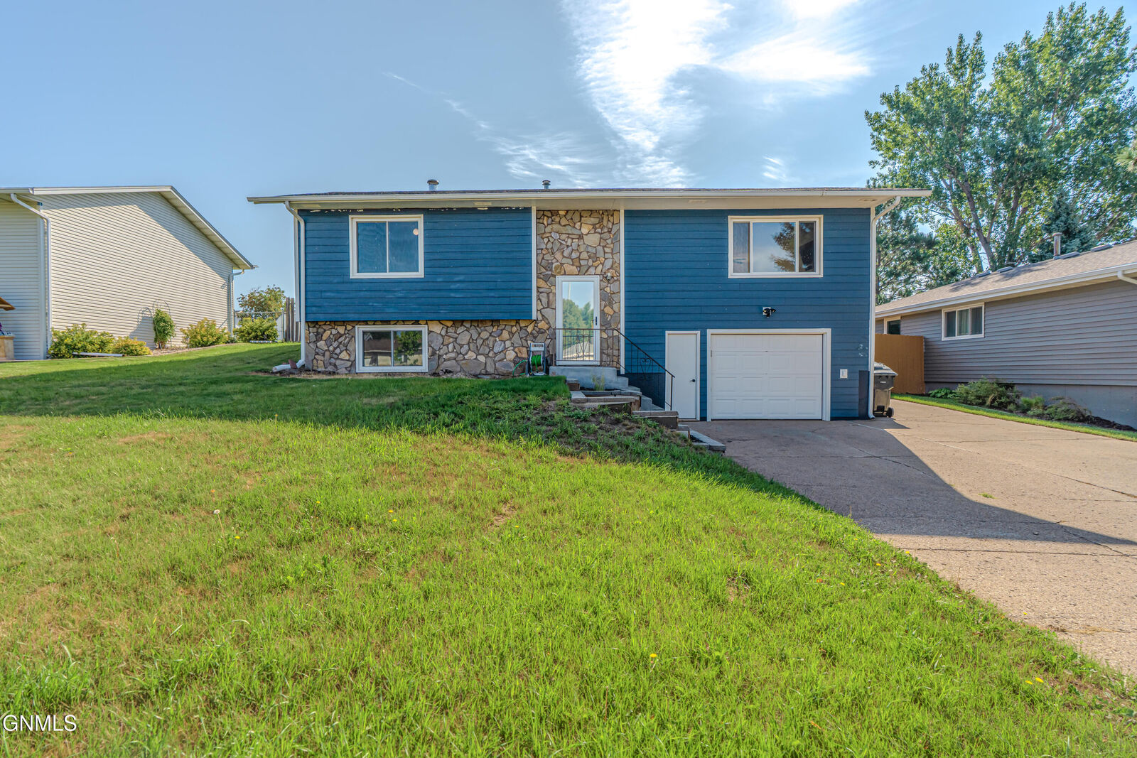 Property Photo:  810 3rd Avenue NE  ND 58554 