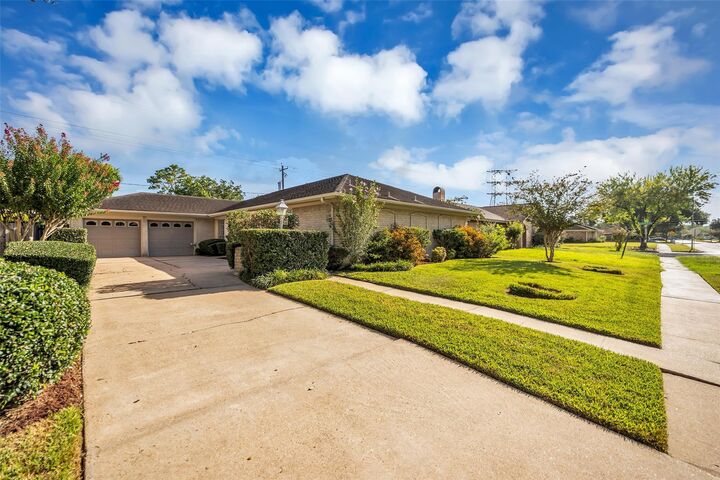 Property Photo:  9106 Willow Meadow Drive  TX 77031 