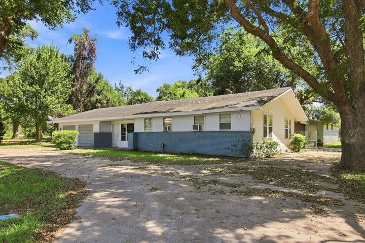 Property Photo: 817 Masonic Oak Drive TX 77422
