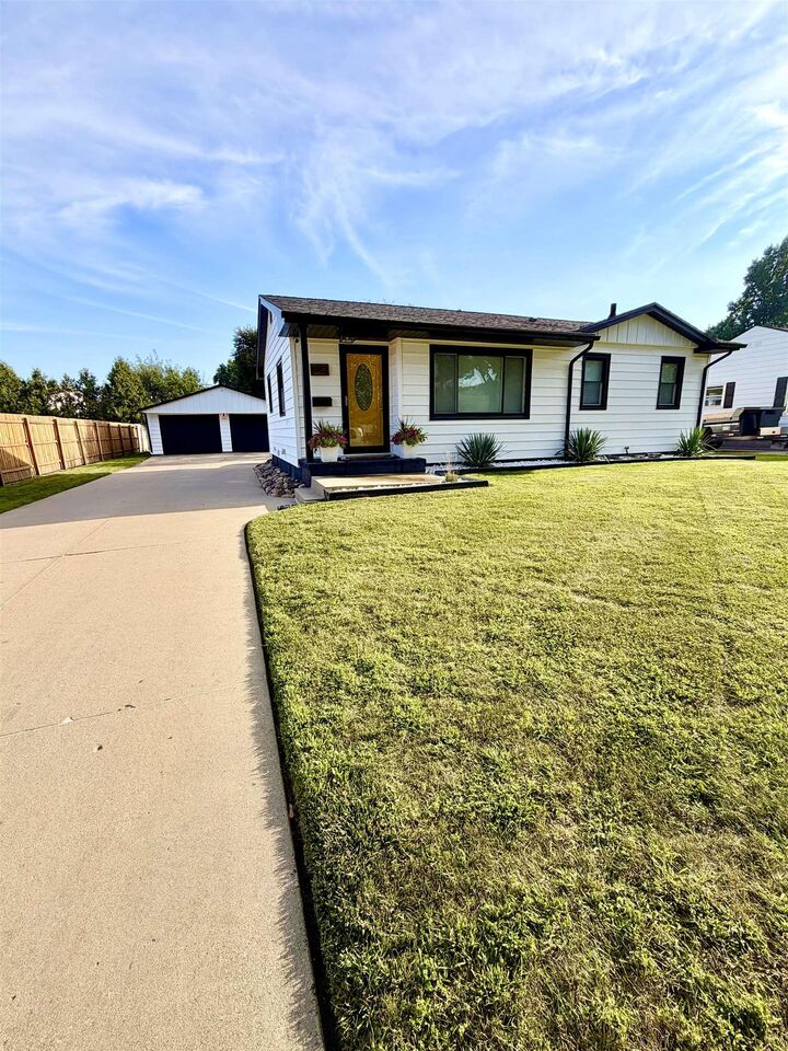 Property Photo: 1912 Bourland Avenue IA 50702