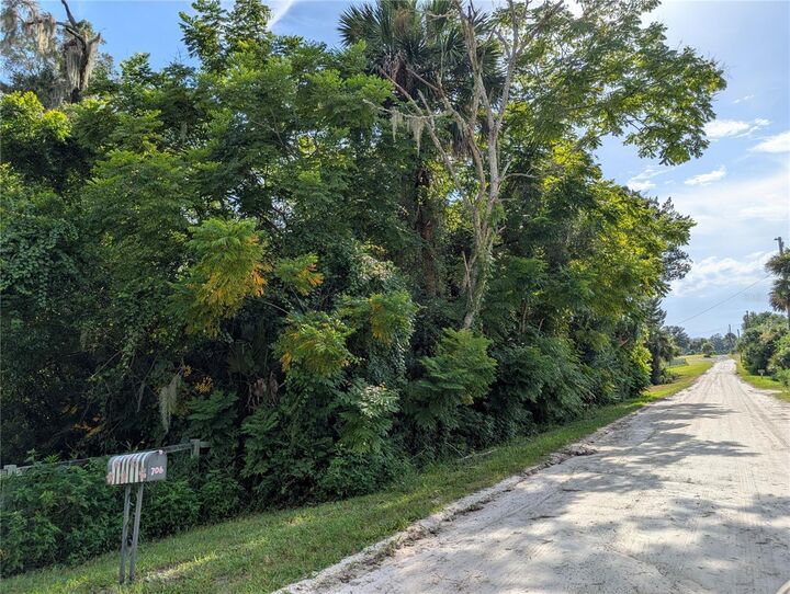 Property Photo: 700 Grant Avenue FL 32724