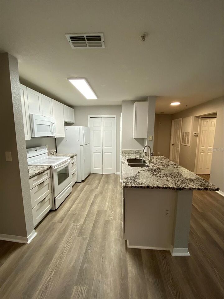 Property Photo: 5479 Vineland Road 9213 FL 32811