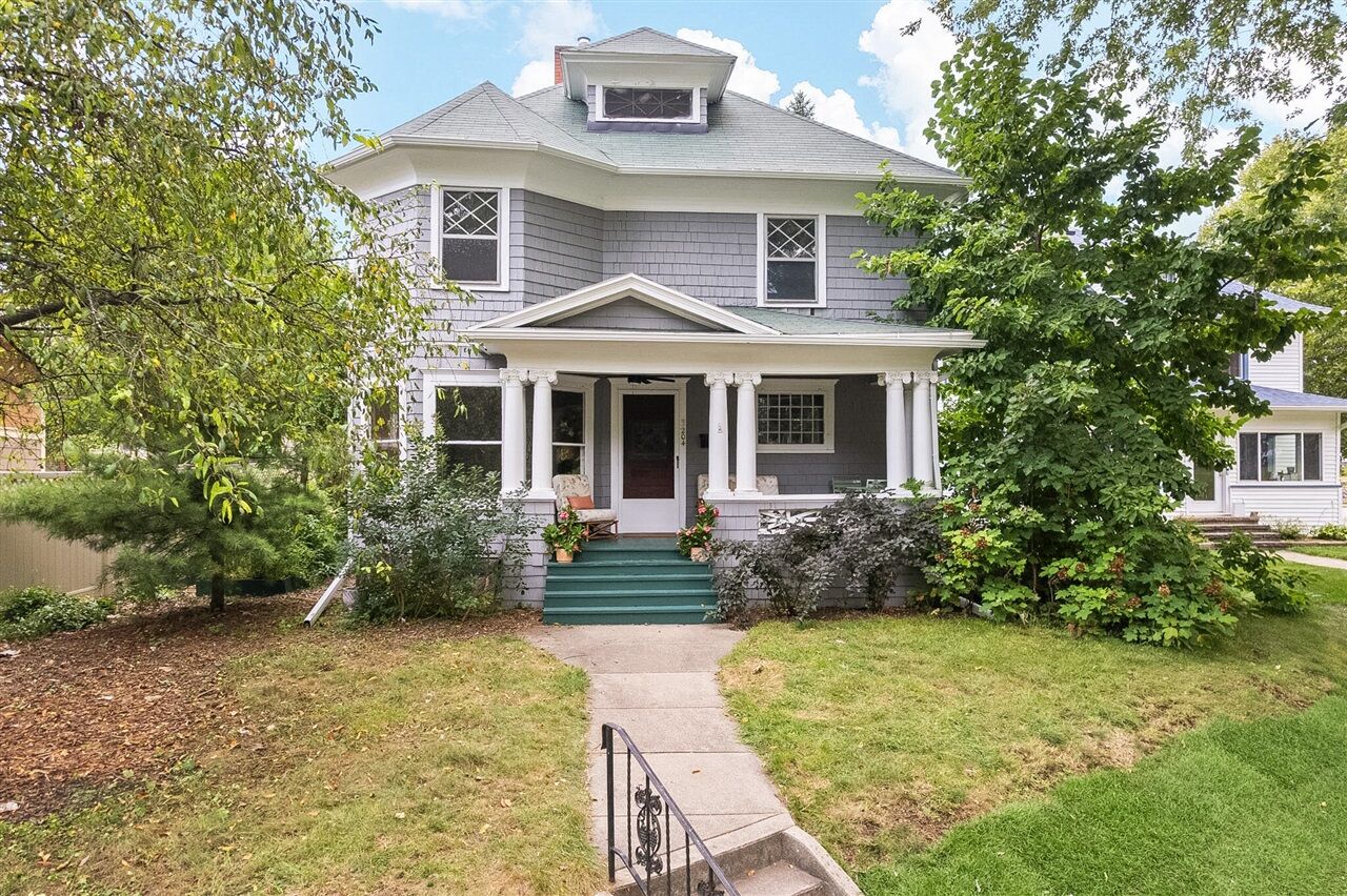 Property Photo: 204 Edgewood Street MI 49201-1809