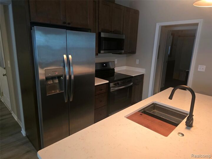 Property Photo: 402 E Buchanan Street MI 48879 2210
