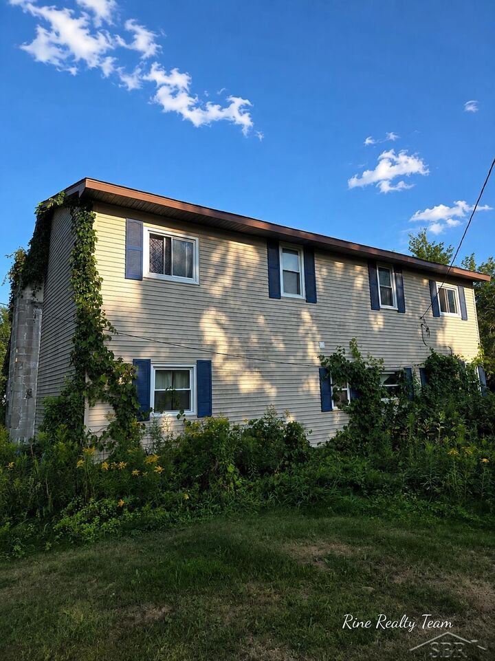 Property Photo:  2561 E Manor Road  MI 48703 