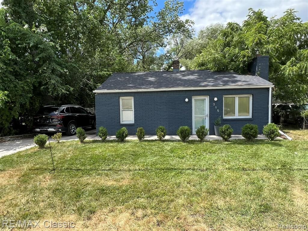Property Photo: 315 Common Street MI 48390 3413