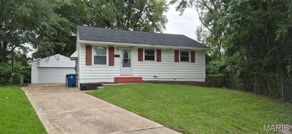 Property Photo: 10605 Dunkeld Circle MO 63137