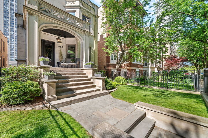 Property Photo:  652 W Sheridan Road  IL 60613 