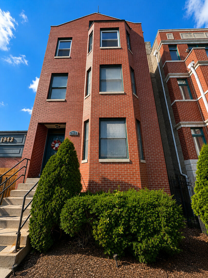 Property Photo:  1966 W Diversey Parkway 2  IL 60614 