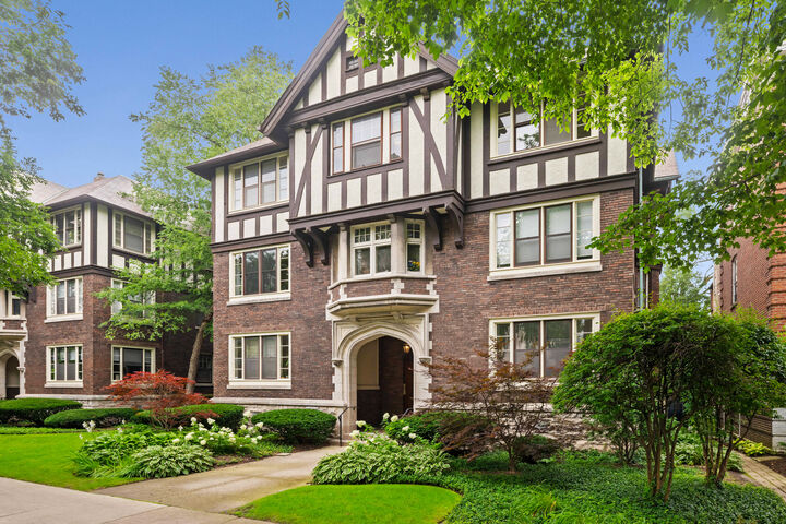Property Photo: 1635 Hinman Avenue 3 IL 60201