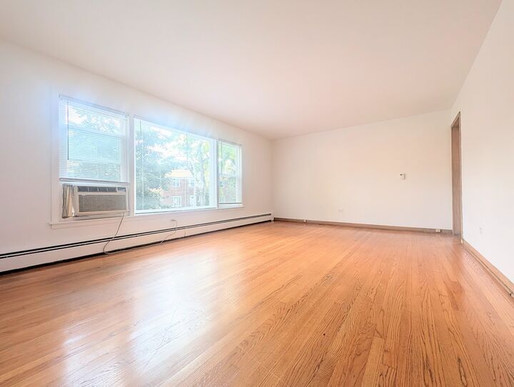 Property Photo:  2308 W Birchwood Avenue 1W  IL 60645 