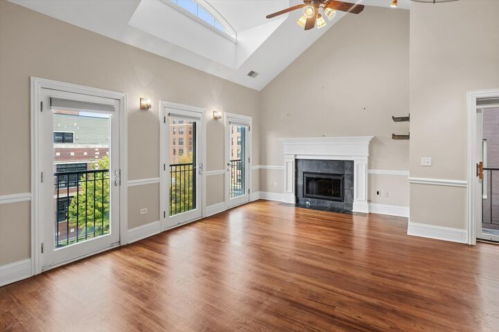 Property Photo: 930 W Dakin Street 4 IL 60613