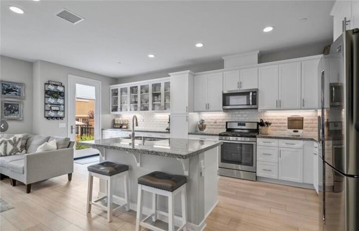 Property Photo:  28654 Jadineras Dr  CA 91354 