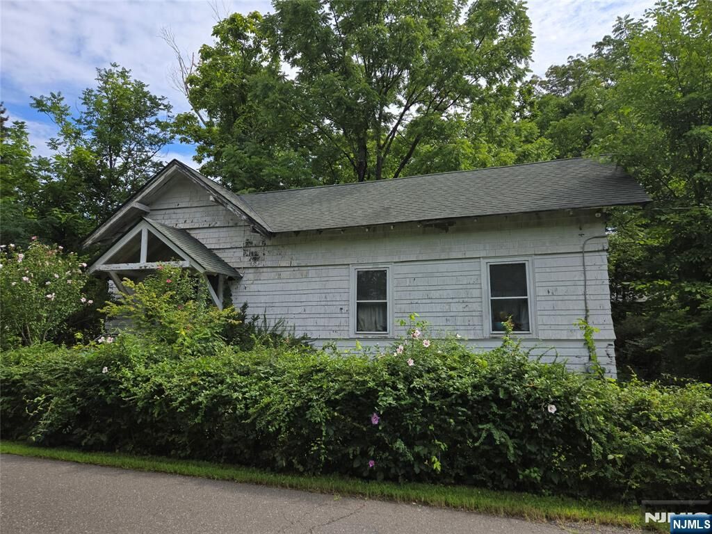 Property Photo:  2 Hewlett Road  NJ 07082 