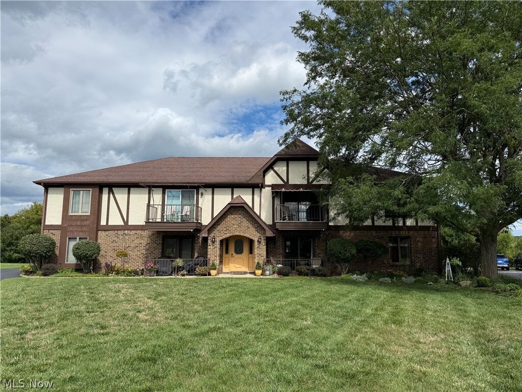 Property Photo: 852 Pearson Circle 4 OH 44512