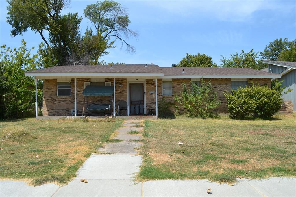 Property Photo: 2415 Whit Drive TX 75150