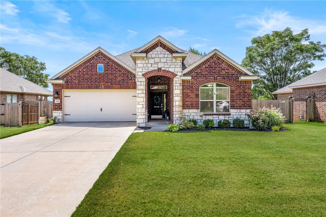 Property Photo:  1429 S Hampton Xing  AR 72718 