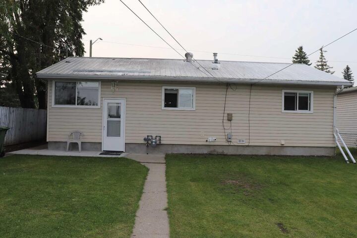 Property Photo: 4227 5 Avenue AB T7E 1A5
