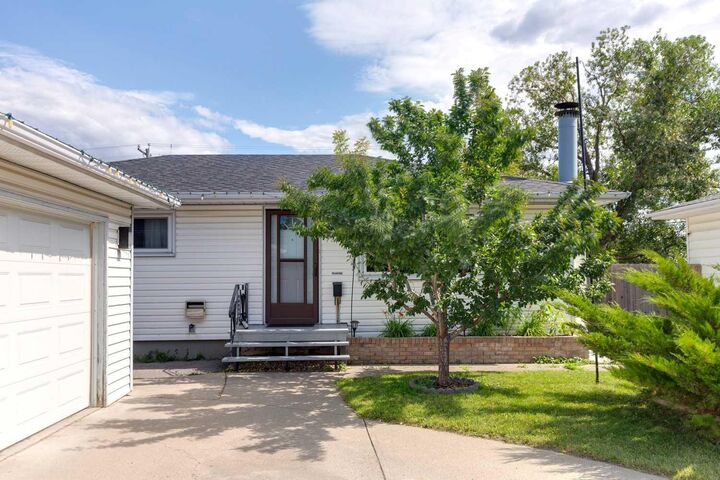 Property Photo:  7304 5 Street SW  AB T2V 1B1 