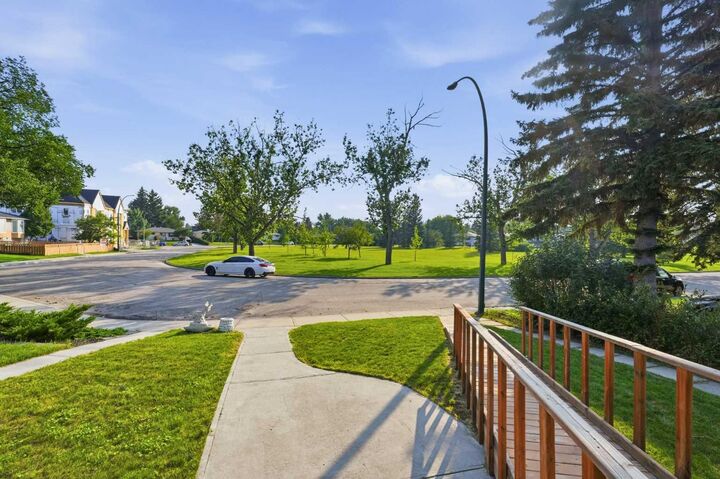 Property Photo: 20 Rossburn Crescent SW AB T3C 2N5