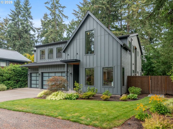 Property Photo:  915 Oak Ter  OR 97034 