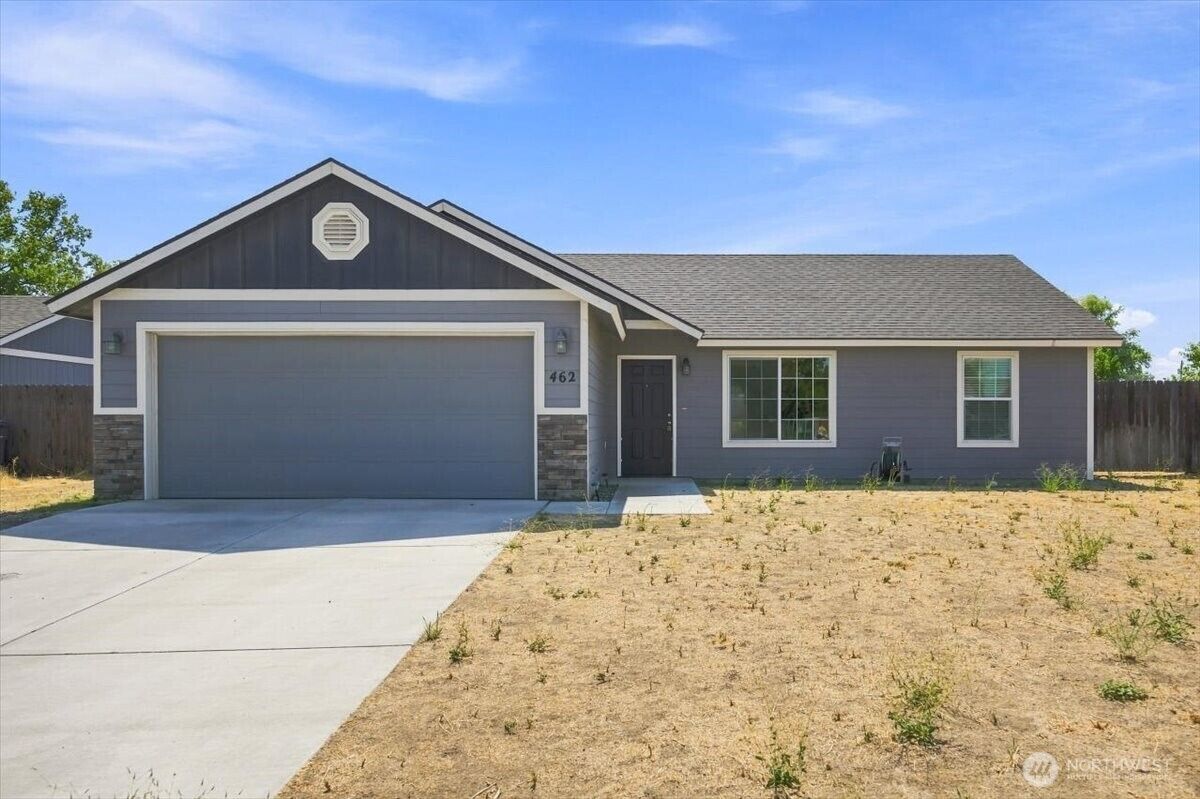 Property Photo:  462 E 15th Place  WA 99337 