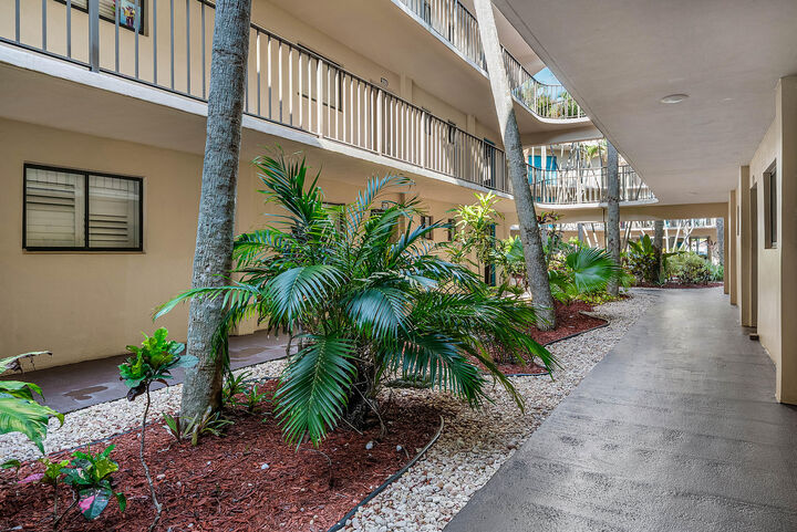 Property Photo:  5190 Las Verdes Circle 105  FL 33484 