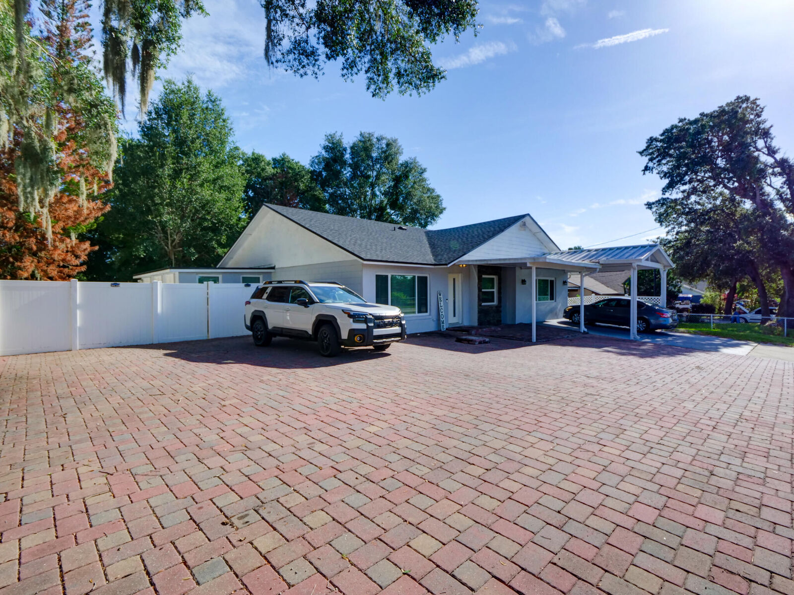 Property Photo: 1915 E Lake Drive FL 32707