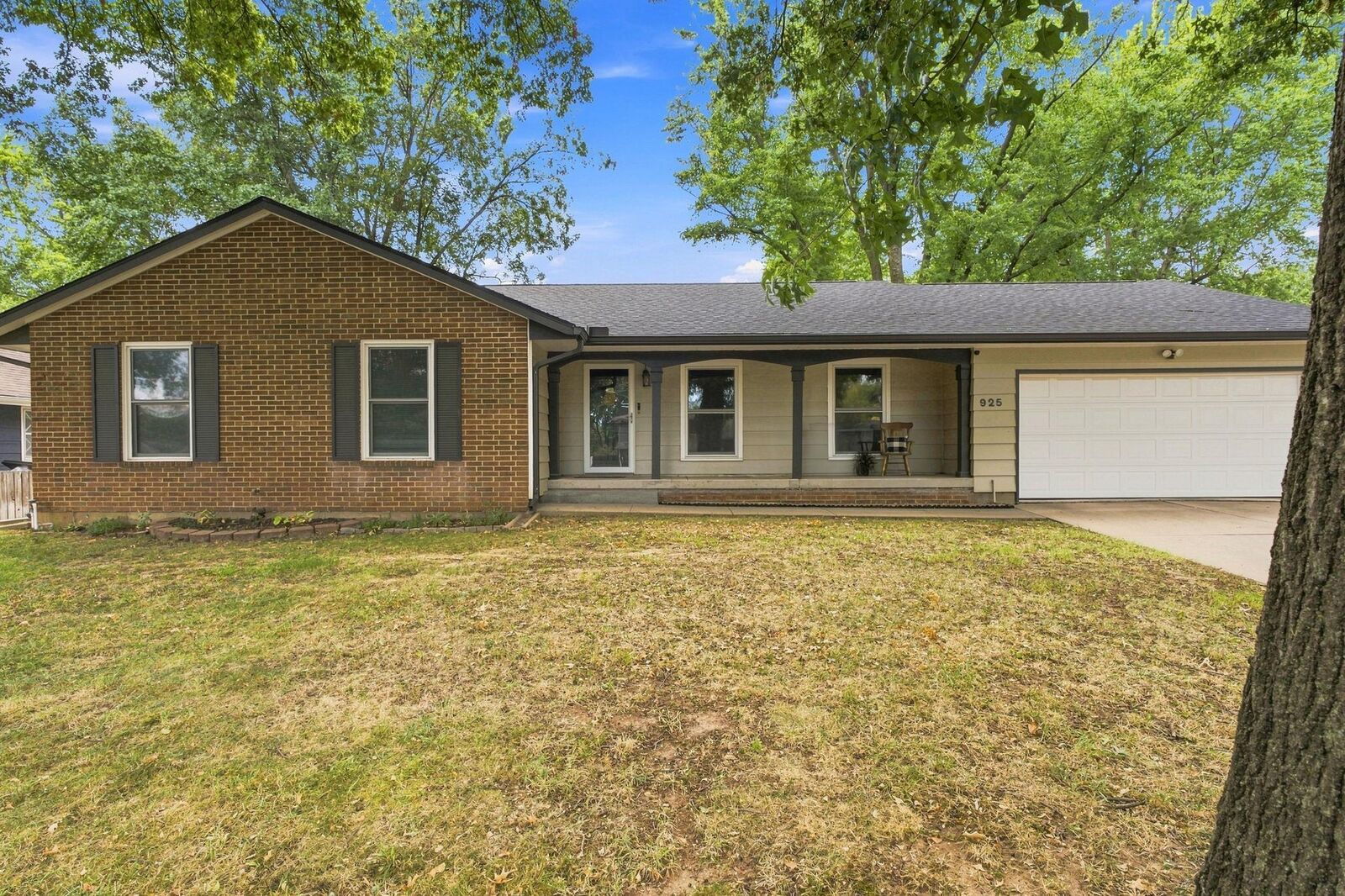 Property Photo:  925 E Wedgewood Dr  KS 67037-1945 