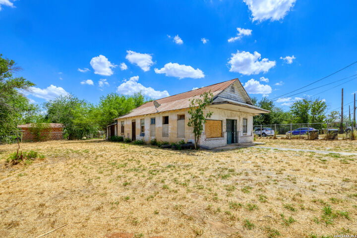 Property Photo: 601 N 5th St TX 78834